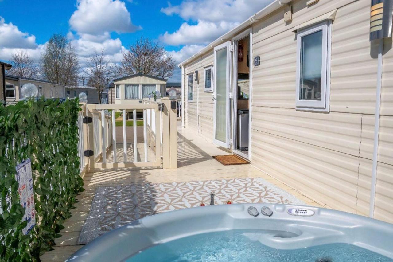 Tattershall Lakes Private Hot Tub Lodge - Sleeps 6 لينكولن المظهر الخارجي الصورة